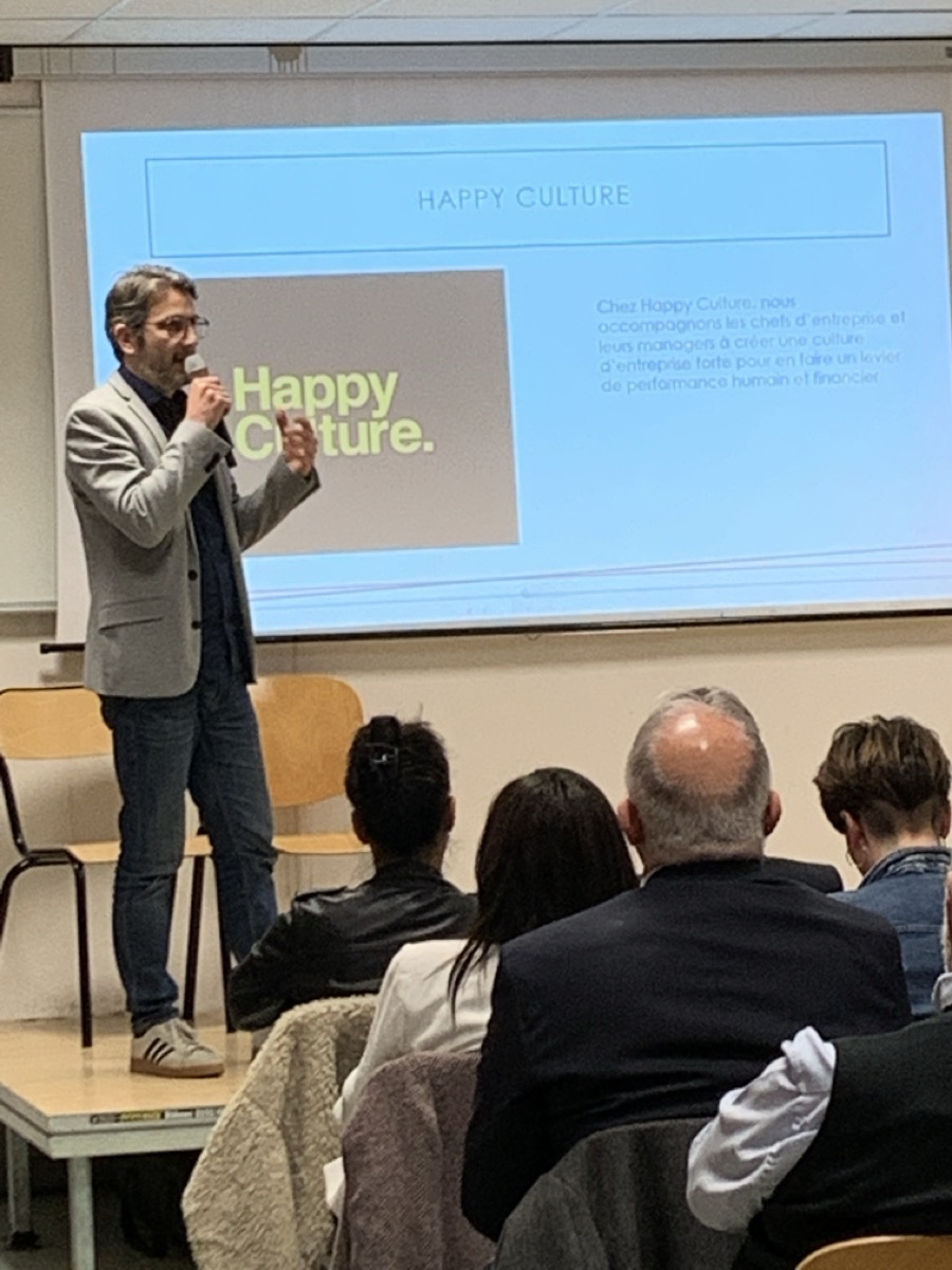 Cyril Marie s'exprimant sur scène avec un micro lors d'une keynote sur l'IA