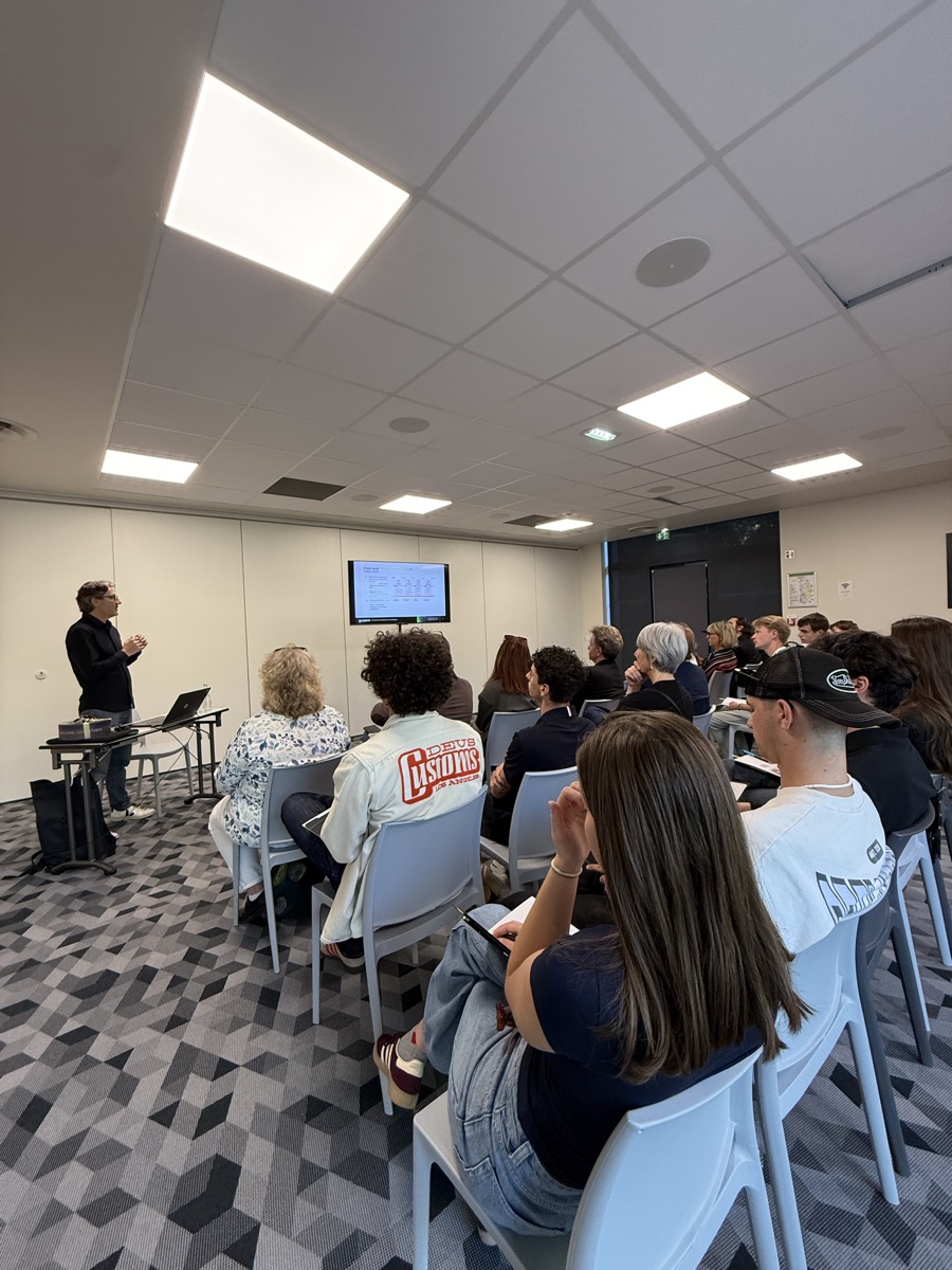 Cyril Marie animant un atelier d'IA pour les professionnels