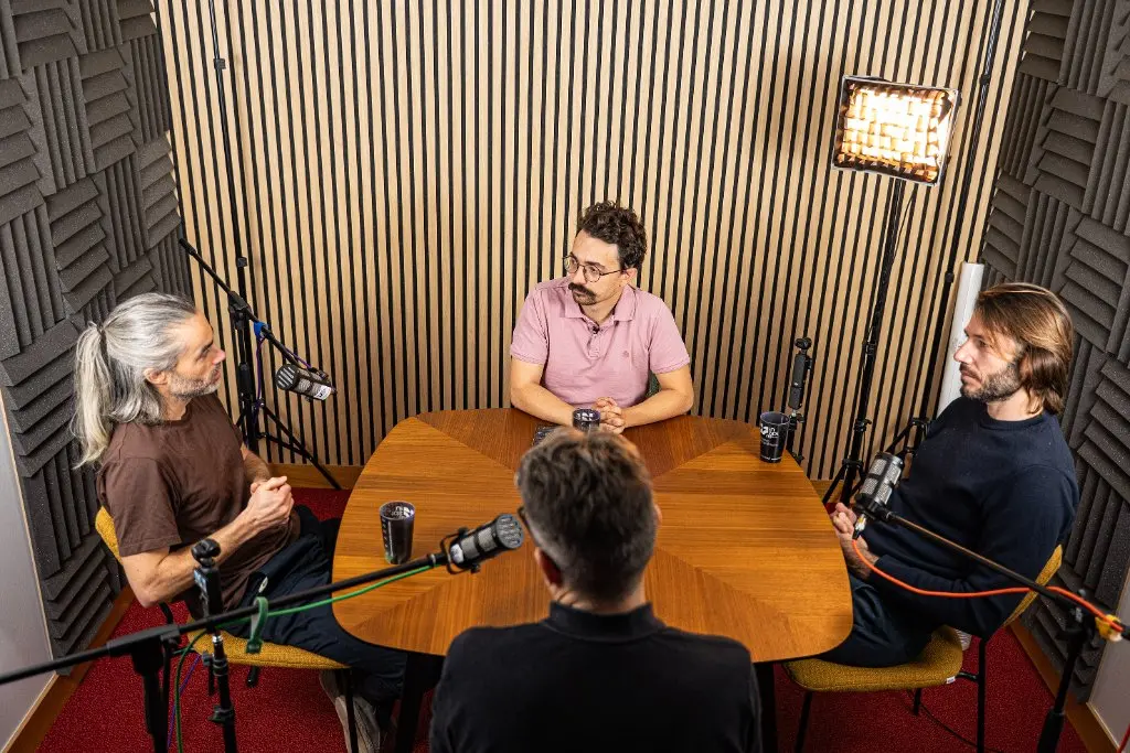 Cyril Marie en enregistrement du podcast GLOW en studio avec les co-hosts de Savoy IA