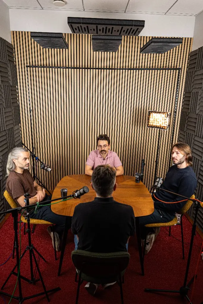 Cyril Marie au micro lors de l'enregistrement du podcast GLOW