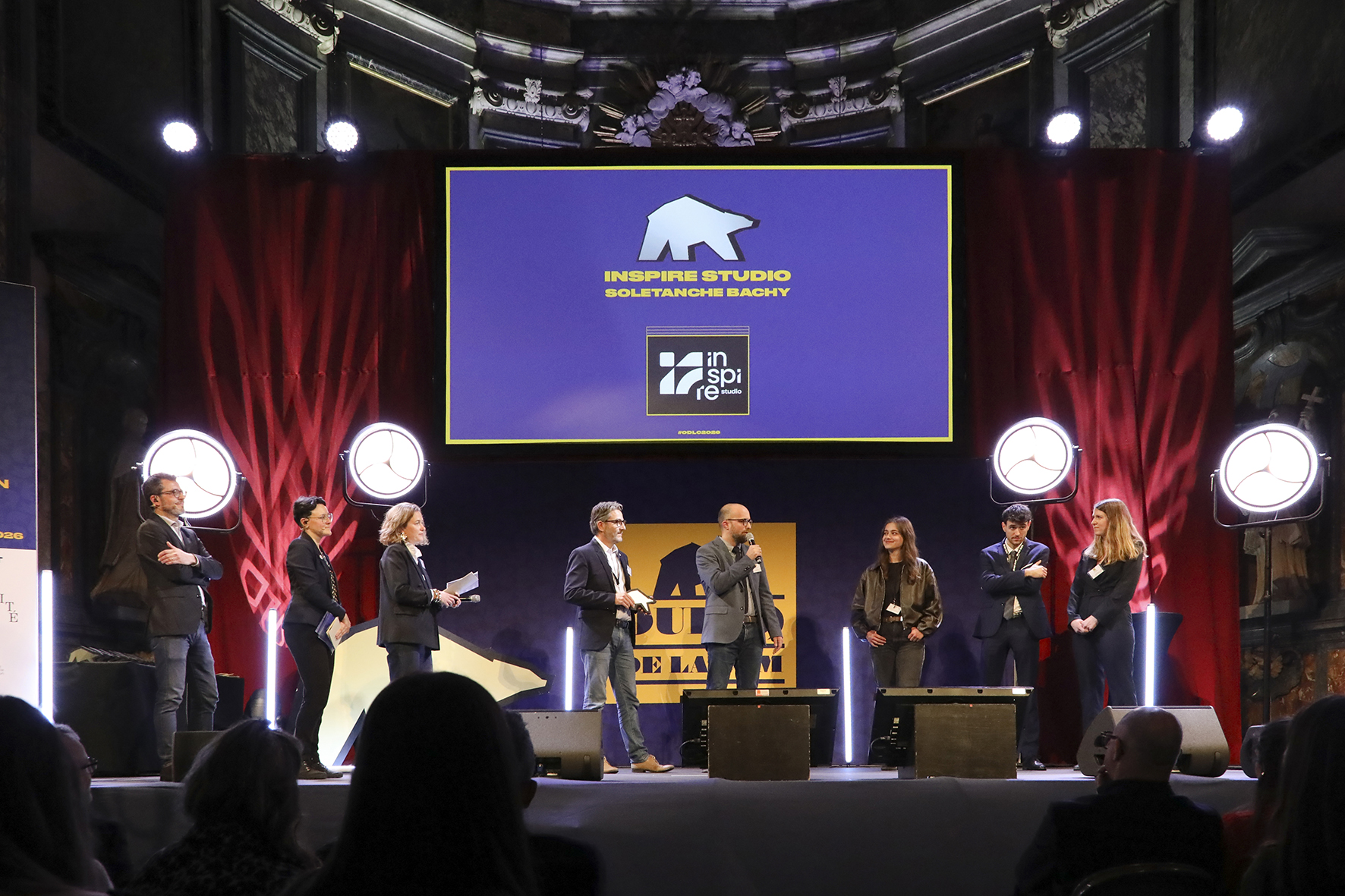 Cyril Marie recevant le prix Ours de la Com d'Argent